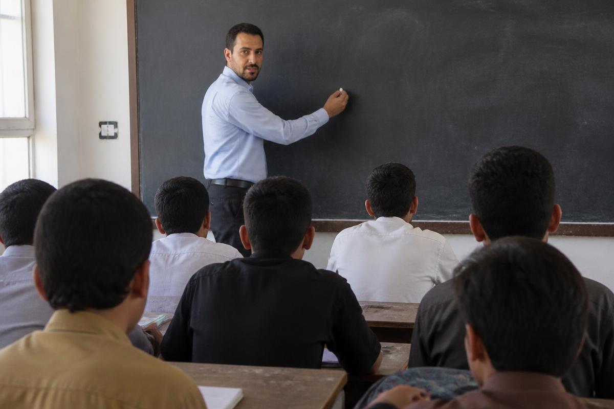 رواتب عادلة للمعلمين وتثبيت المتعاقدين